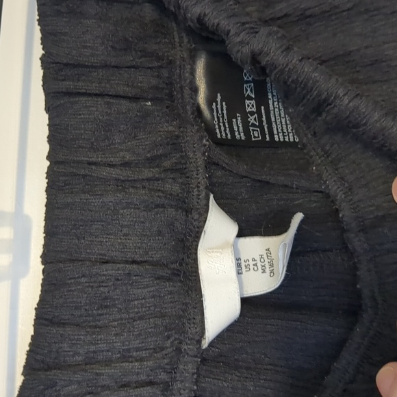 H&M High Waist Black Crinkle Elastic Women's Shorts - Picture 2 of 4